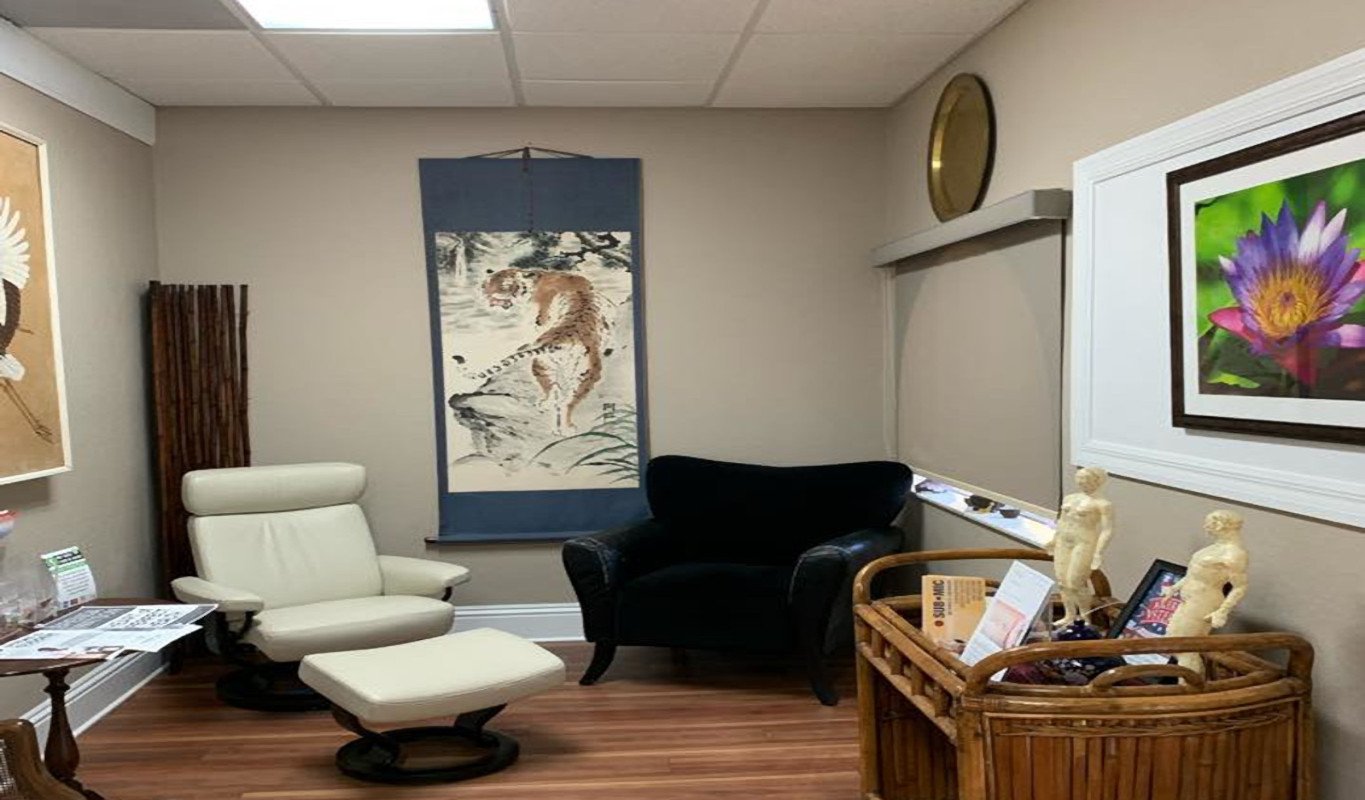 Auppuncture plus holsitc center room small